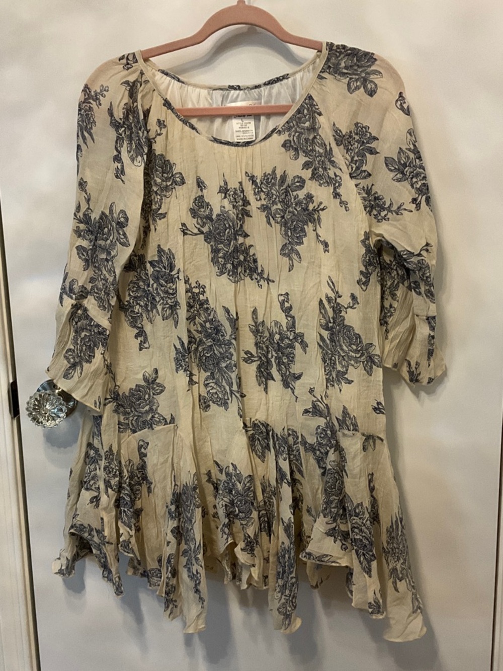 Floral Crinkle Tunic Top in Cream and Navy Size Large